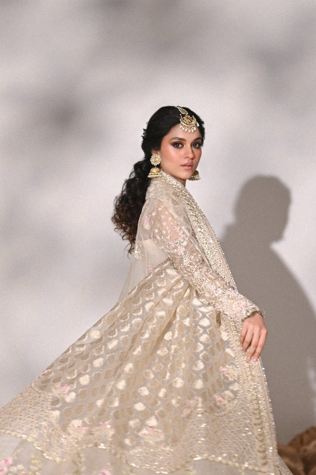 Saad Bin Shahzad Ayla – beige organza angrakha with jamawar lehenga from Kai-Ros Wedding Unstitched'25 – view 8